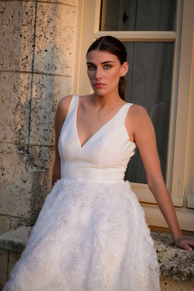 Robe de mariée Azur, buste crêpe et décolleté en V, atelier Marie Laporte