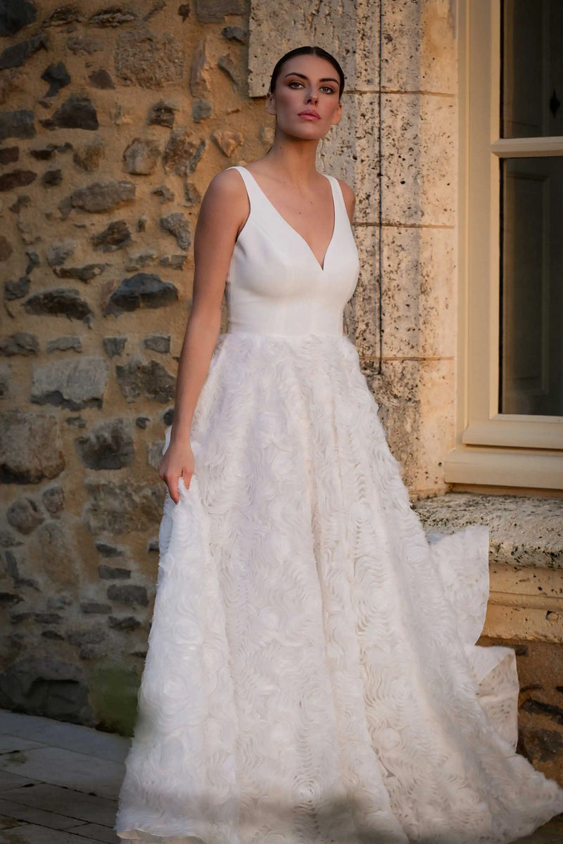 Robe de mariée Azur en crêpe, jupe en tulle roses en relief, Marie Laporte Paris