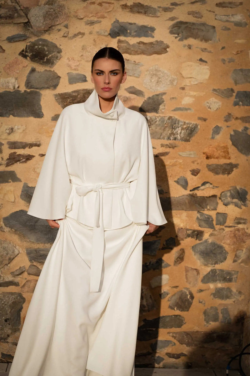 Veste de mariée Renaissance en crêpe, silhouette fluide, atelier Marie Laporte