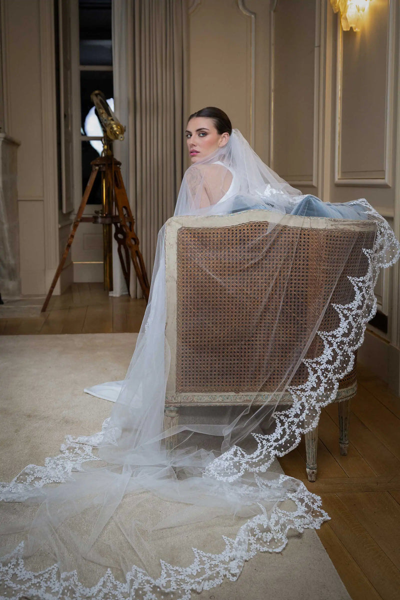Voile de mariée Éternel  long en tulle, bordé d'une large dentelle festonnée tout autour, Maie Laporte