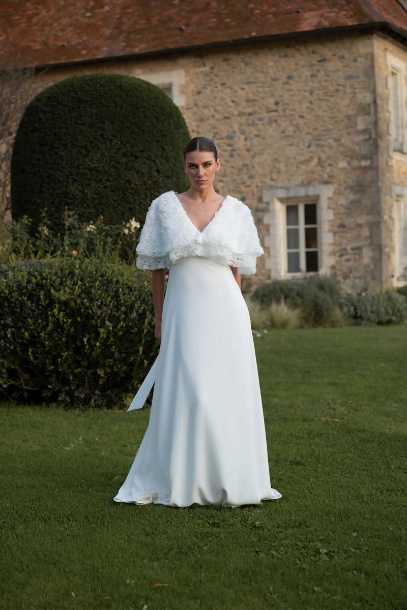 Cape de mariée Fleur en tulle à roses en relief posée sur la robe, atelier Marie Laporte