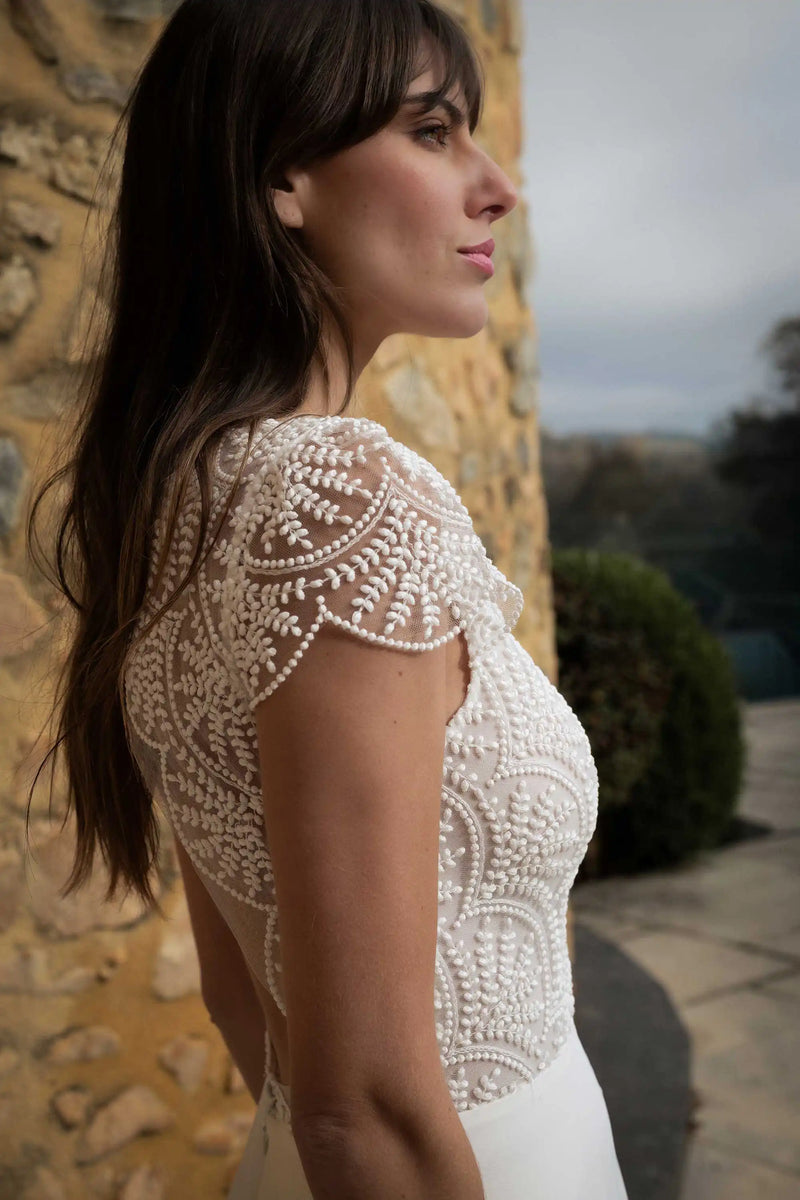 Détails manches courtes robe de mariée Celeste en tulle brodé, Marie Laporte Paris