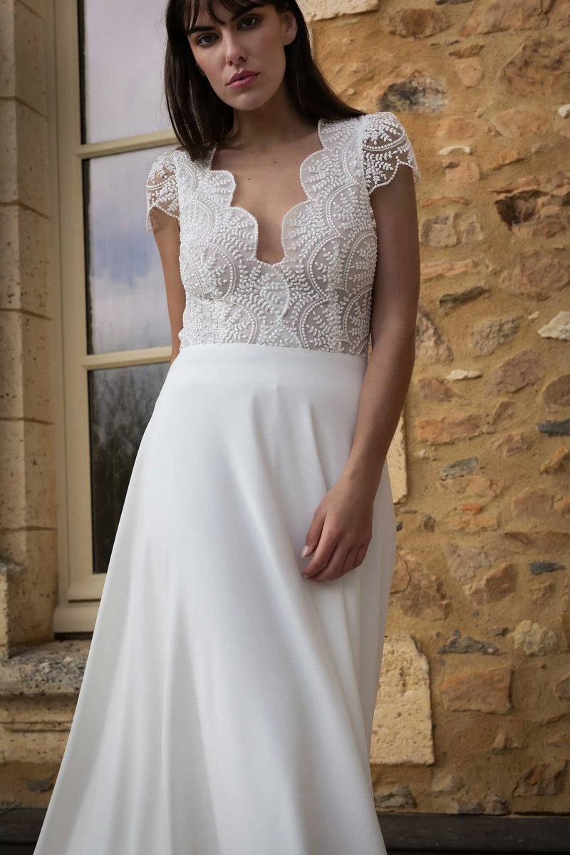 Céleste, robe de mariée sur-mesure : décolleté en V, dentelle festonnée, atelier Marie Laporte Paris