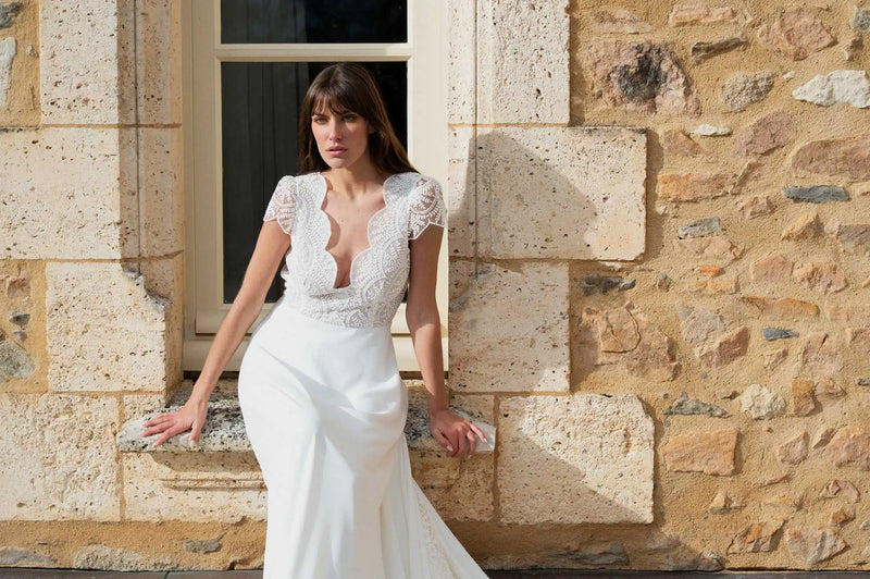 Robe de mariée sur-mesure Celeste : décolleté en V, dentelle festonnée, Marie Laporte