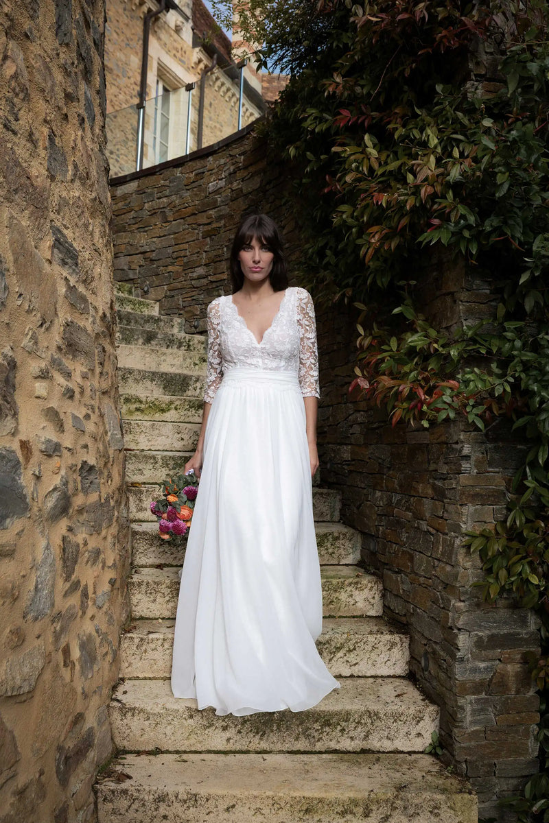 Châtelaine, robe de mariée sur-mesure : décolleté en V, manches 3/4 en tulle brodé et jupe fluide en mousseline, Marie Laporte