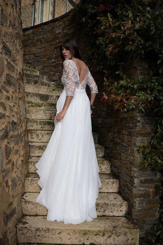 Dos décolleté en V de la robe de mariée Châtelaine, manches en tulle brodé, Marie Laporte Paris