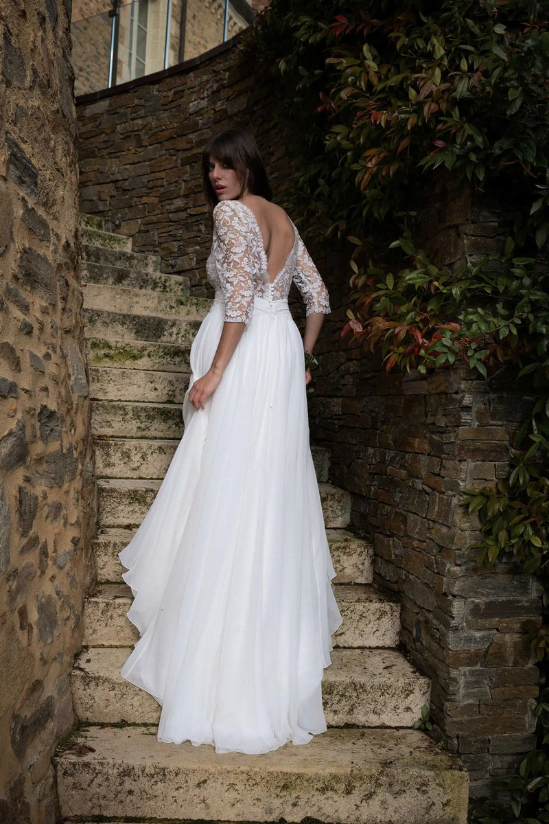 Dos décolleté en V de la robe de mariée Châtelaine, manches en tulle brodé, Marie Laporte Paris