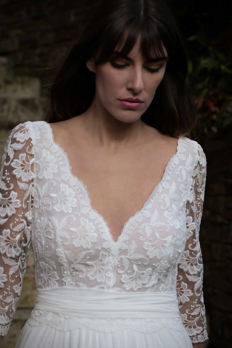 Robe de mariée Châtelaine, décolleté en V, manches 3/4 en tulle brodé, atelier Marie Laporte