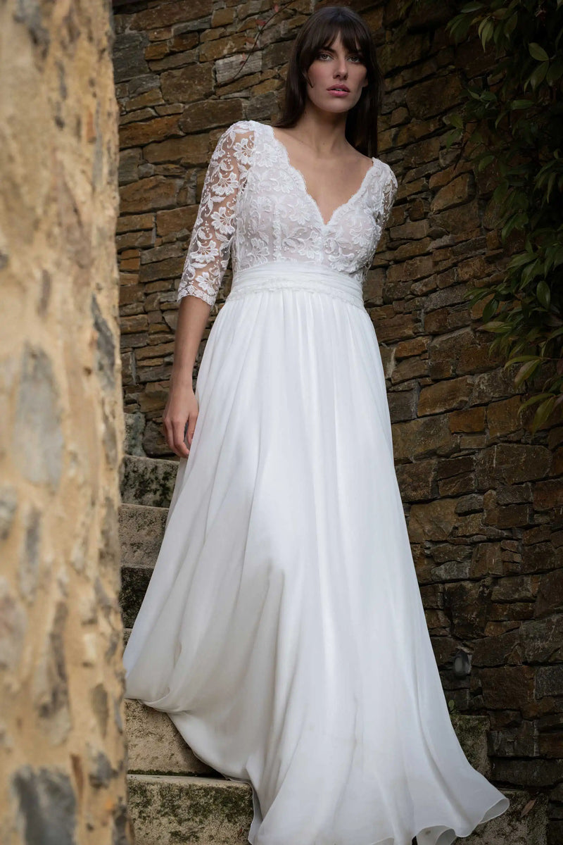 Châtelaine, robe de mariée sur-mesure : décolleté en V, manches 3/4 en tulle brodé et jupe fluide en mousseline, atelier Marie Laporte