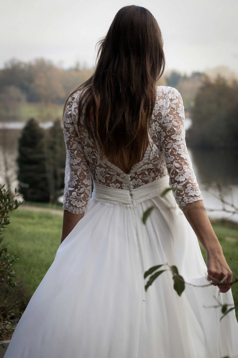 Détails du dos décolleté en V de la robe de mariée Châtelaine, manches en tulle brodé, ceinture drapée, Marie Laporte Paris