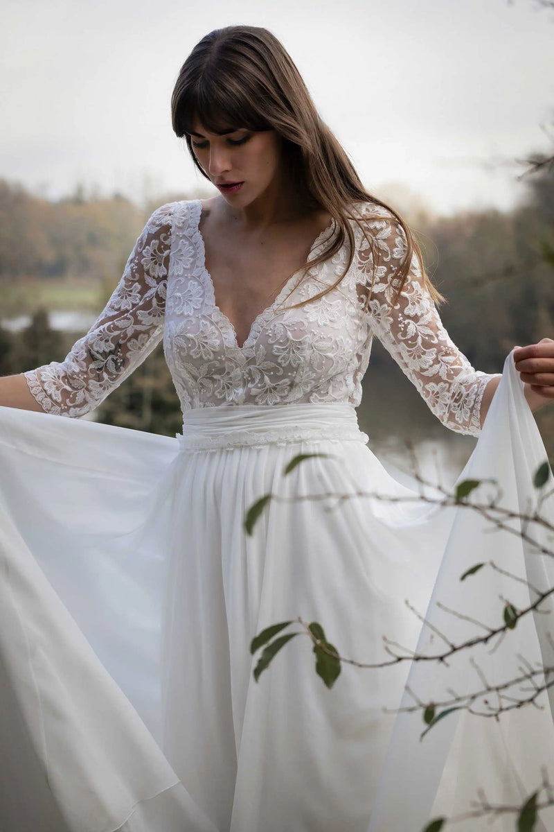 Robe de mariée Châtelaine, décolleté en V et jupe fluide en mousseline marquée d'une ceinture drapée, Marie Laporte