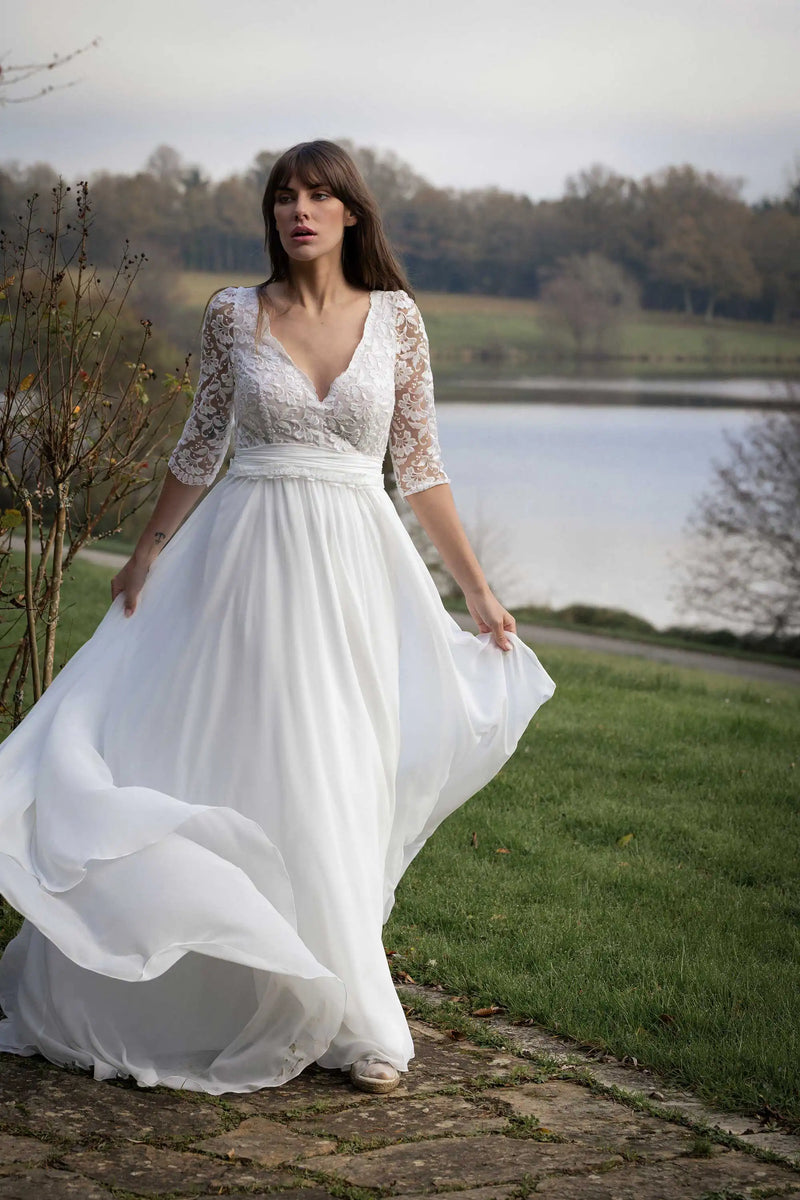 Robe de mariée Châtelaine, décolleté en V et jupe fluide en mousseline, Marie Laporte