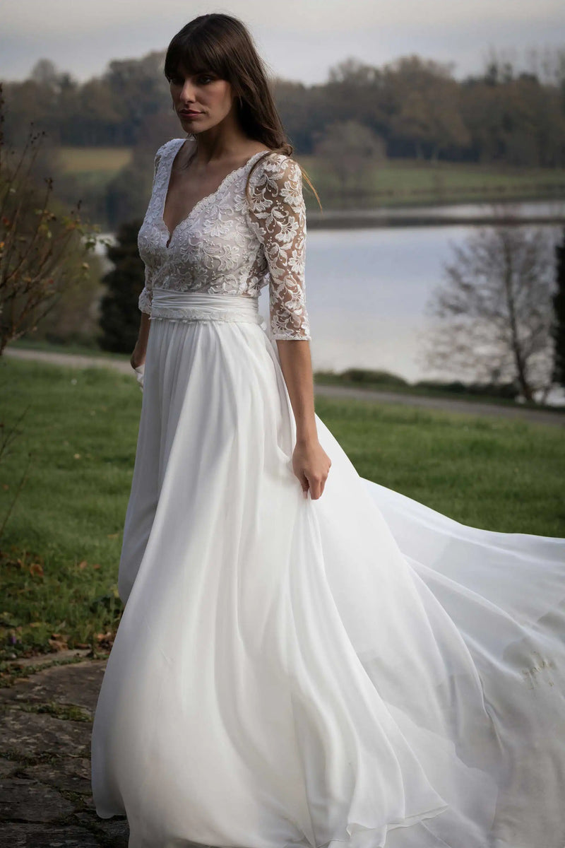 Robe de mariée Châtelaine, décolleté en V et jupe fluide en mousseline, Marie Laporte Paris