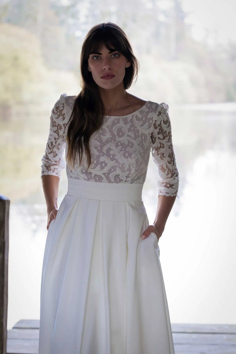 Robe de mariée Dame Blanche, encolure arrondie et manches 3/4 en dentelle, atelier Marie Laporte Paris