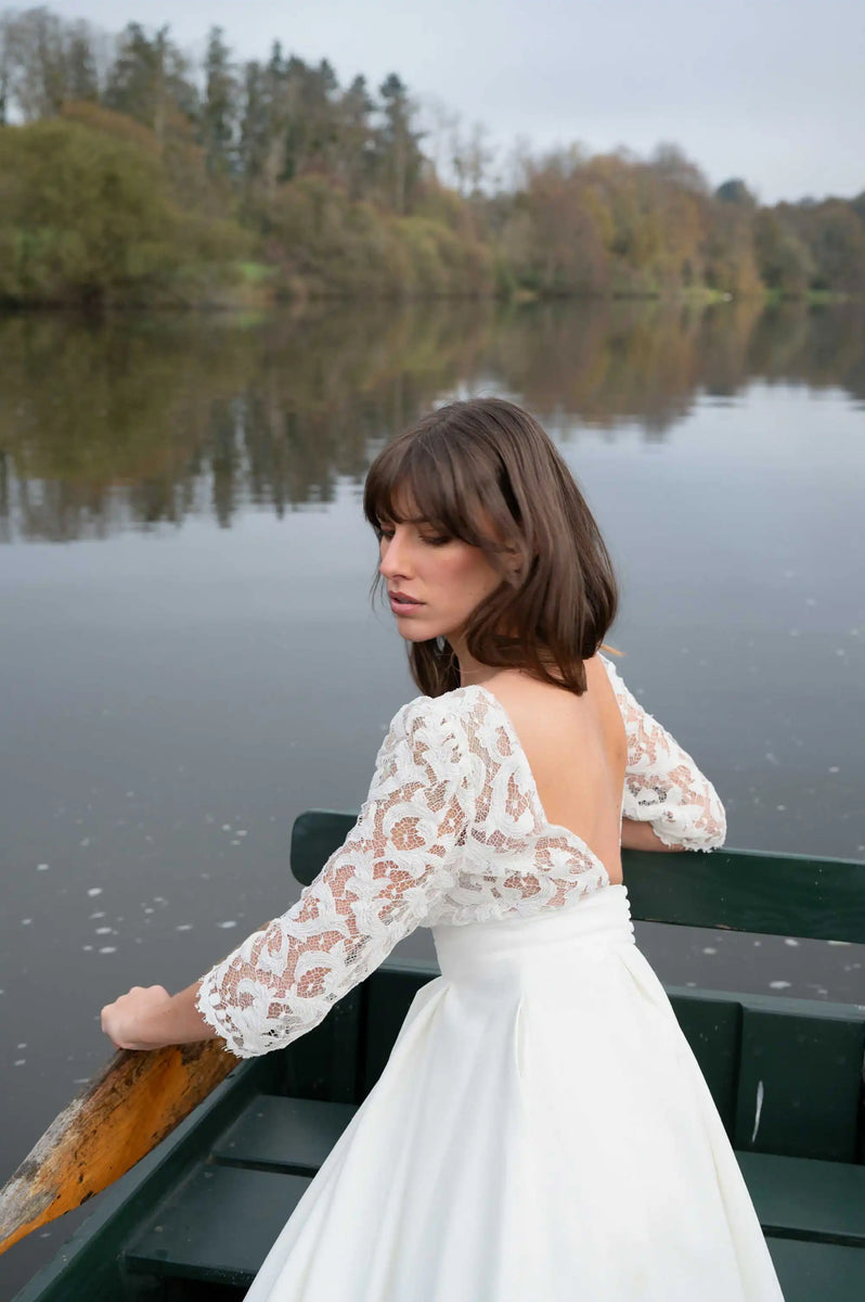 Dos décolleté en V de la robe de mariée Dame Blanche, manches en tulle brodé, atelier Marie Laporte Paris