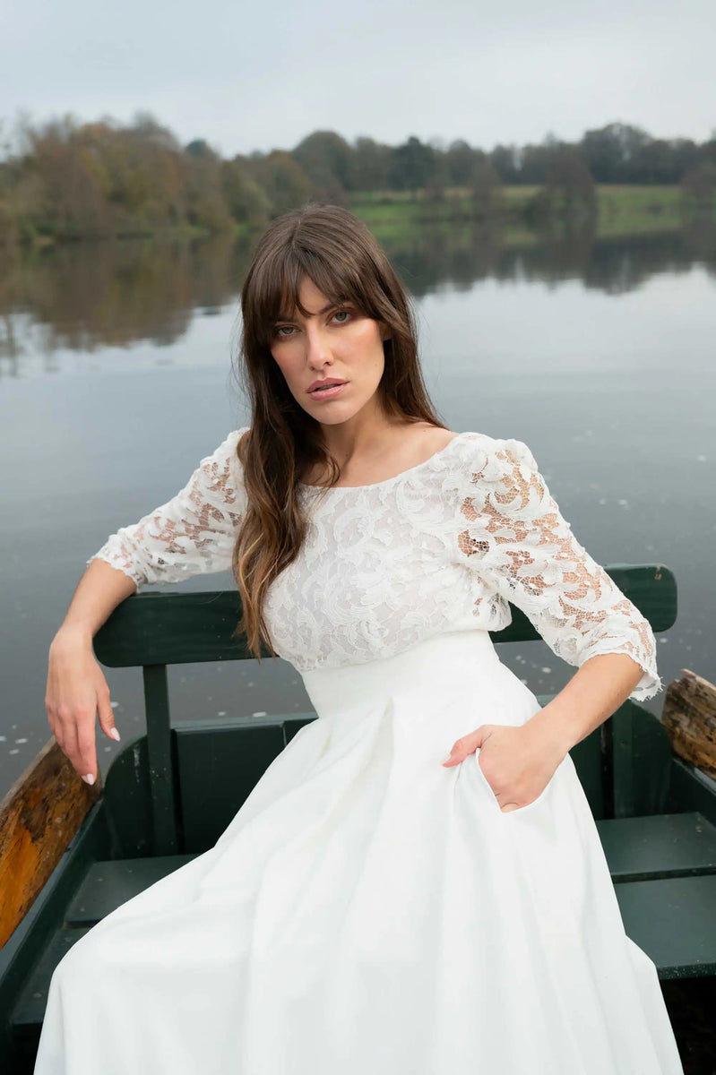 Robe de mariée Dame Blanche avec haut encolure arrondie devant et manches ¾ en tulle brodé, Marie Laporte