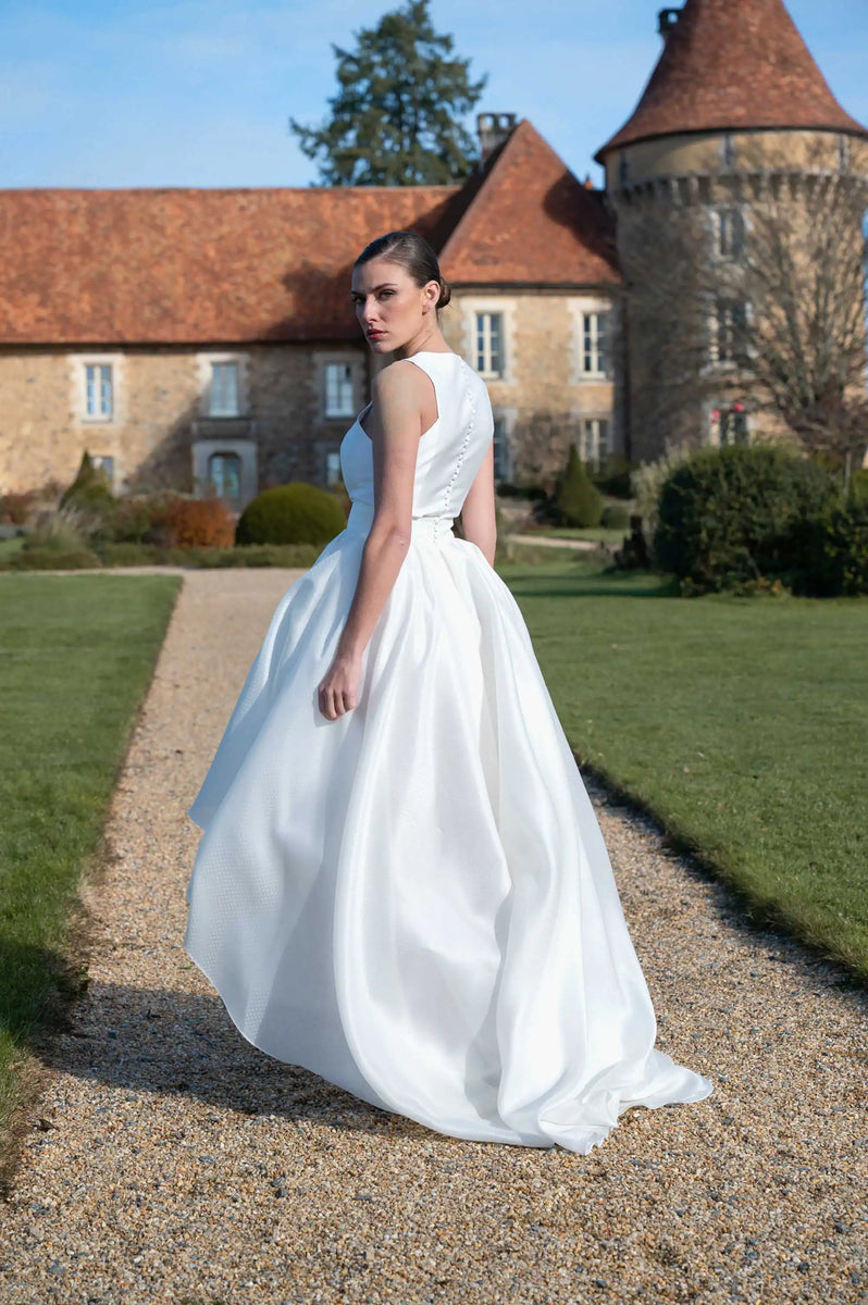 Robe de mariée Comtesse, emmanchures structurées et jupe asymétrique, Marie Laporte Paris