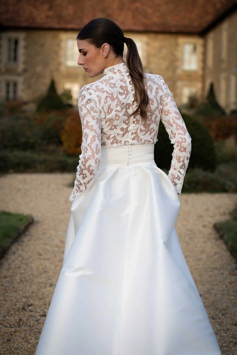 Dos en dentelle de Chantilly boutonné de l'ensemble Impérial, atelier Marie Laporte Paris