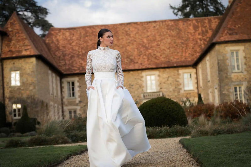 Ensemble robe de mariée Impérial, dentelle Chantilly et jupe à plis en soie, atelier Marie Laporte