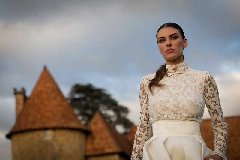 Haut en dentelle de Chantilly soulignée d'une large ceinture plissée de l'ensemble Impérial, Marie Laporte