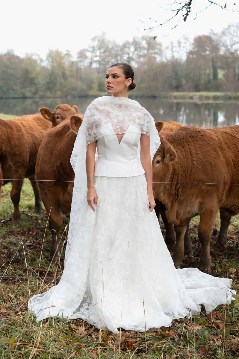 Robe de mariée Marquise avec écharpe en organza et traîne, atelier Marie Laporte Paris