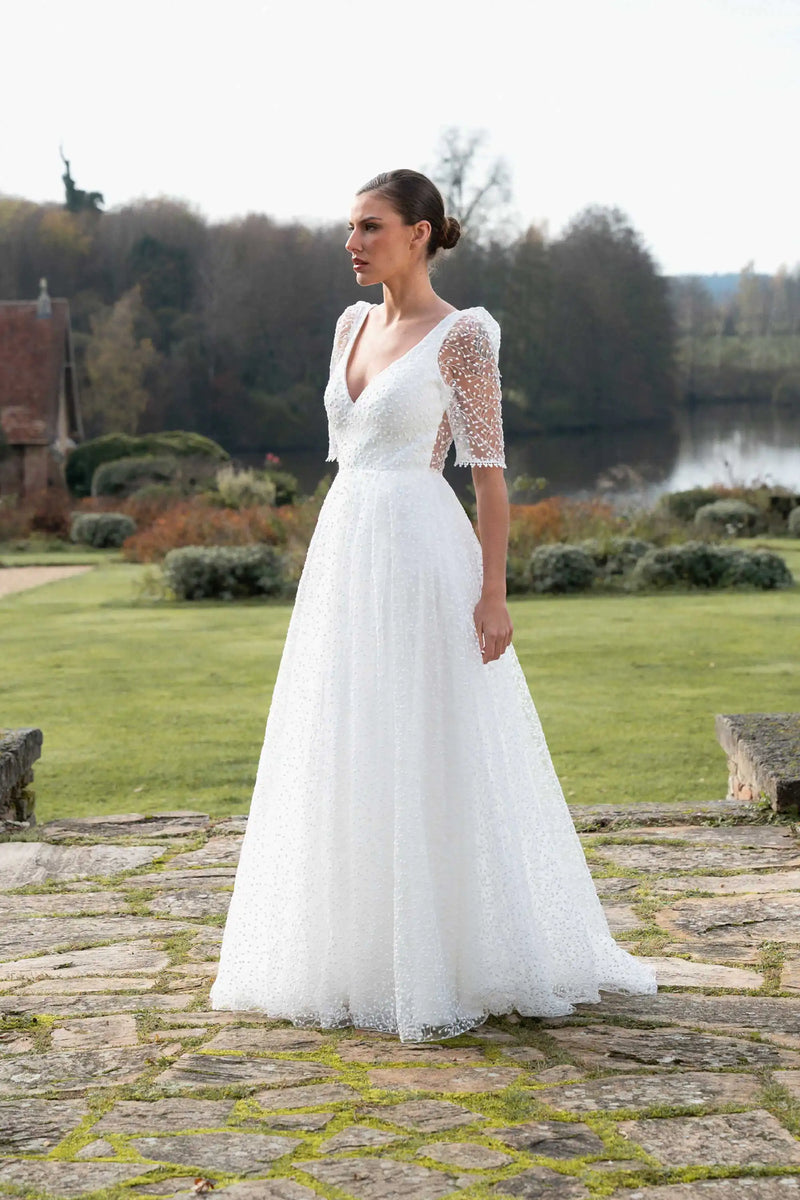 Robe de mariée L'Élégante, décolleté en V et manches dentelle, Marie Laporte