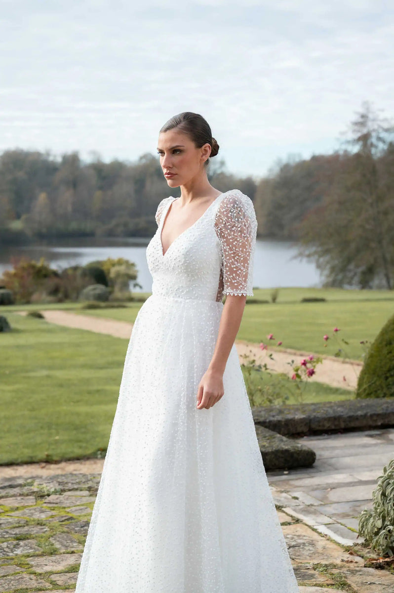 Robe de mariée L'Élégante, décolleté en V, Marie Laporte Paris
