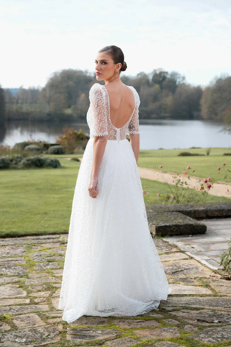 Dos arrondi de la robe de mariée L'Élégante, jupe ample et traîne, Marie Laporte