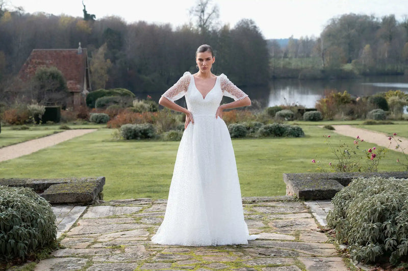 Robe de mariée L'Élégante, décolleté en V et jupe ample en tulle brodé, Marie Laporte Paris