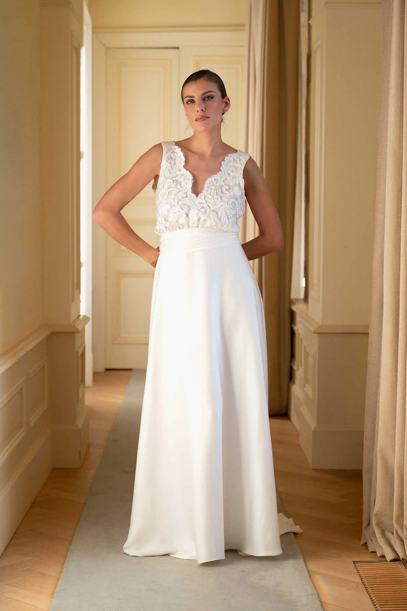 Robe de mariée L'Héritière, buste tulle brodé et décolleté en V, Marie Laporte