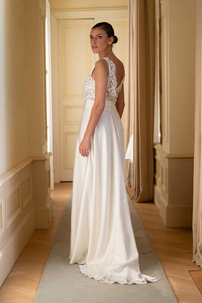Dos ouvert de la robe de mariée L'Héritière, dos nu, jupe crêpe et traîne, Marie Laporte