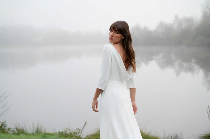 Robe de mariée La Promise, large col bénitier dans le dos, manches 3/4, atelier Marie Laporte