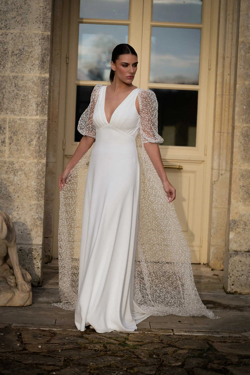Mariée portant le manteau Castellane sur sa robe, atelier Marie Laporte