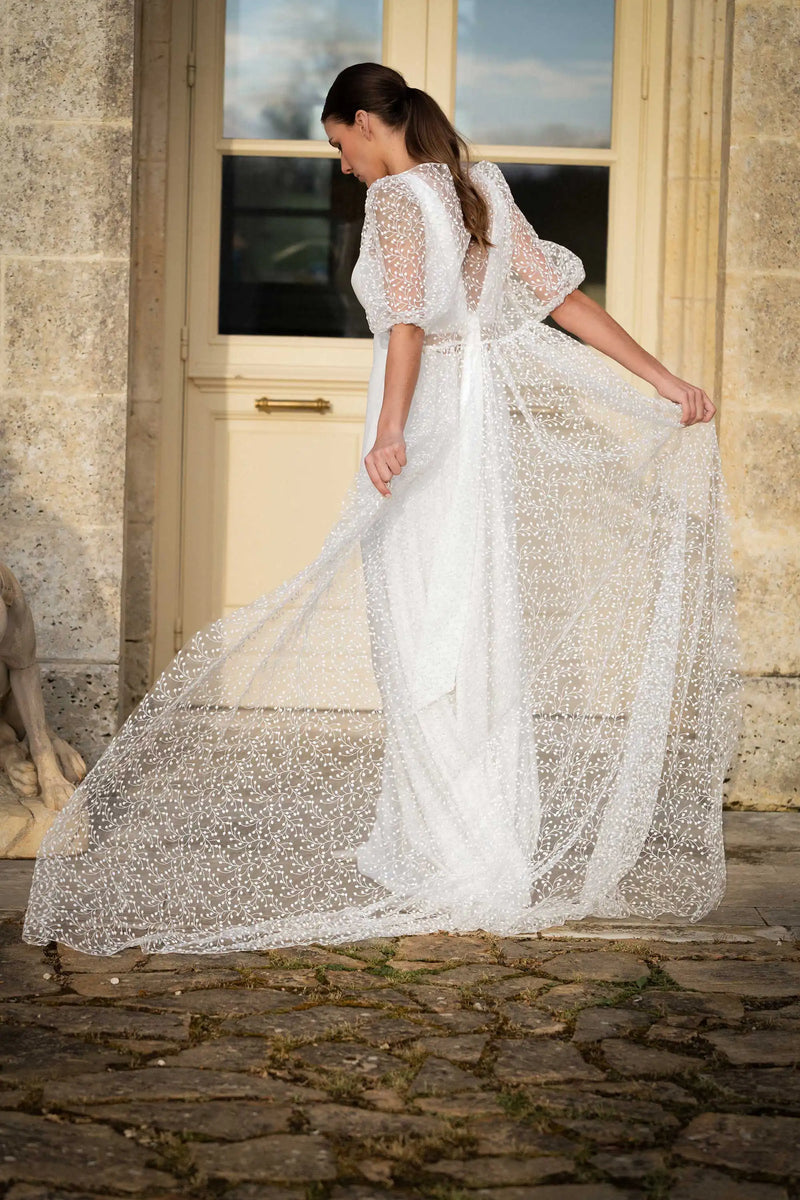 Manteau de mariée Castellane vu de dos, tulle brodé transparent en mouvement, Marie Laporte Paris