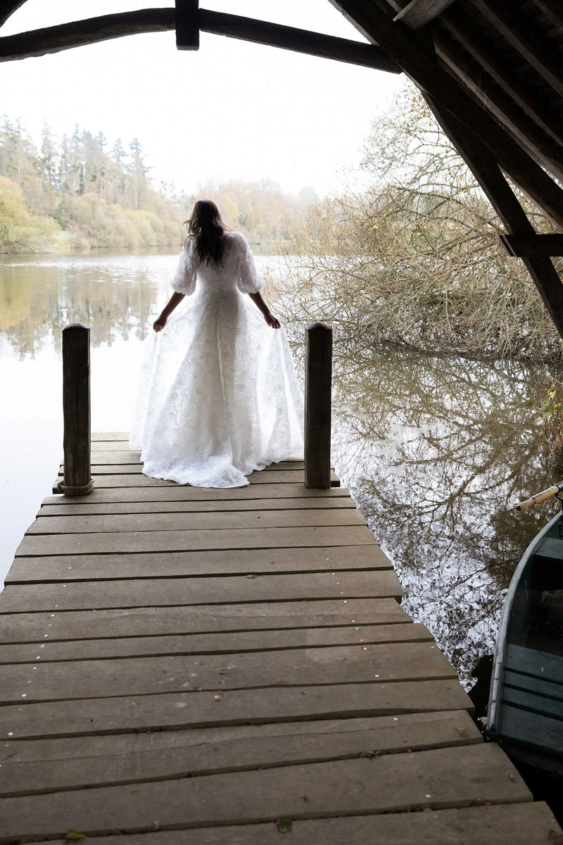 Surrobe de mariée Élégia vu de dos, transparence de la traîne, Marie Laporte Paris