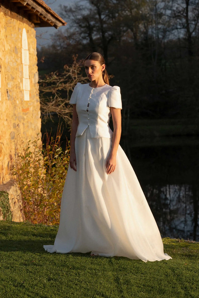 Ensemble de mariée Noblesse, veste ajustée en mikado et jupe volumineuse, atelier Marie Laporte