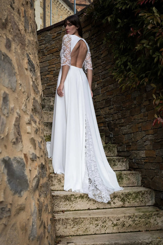 Robe de mariée Nymphéa vue de dos, dos ouvert et traîne en tulle brodé, Marie Laporte